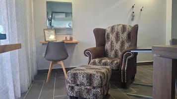 Deluxe tweepersoonskamer, uitzicht op zwembad | Interieur