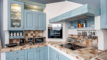 Deluxe Quadruple Room, Balcony, Courtyard View | Private kitchen