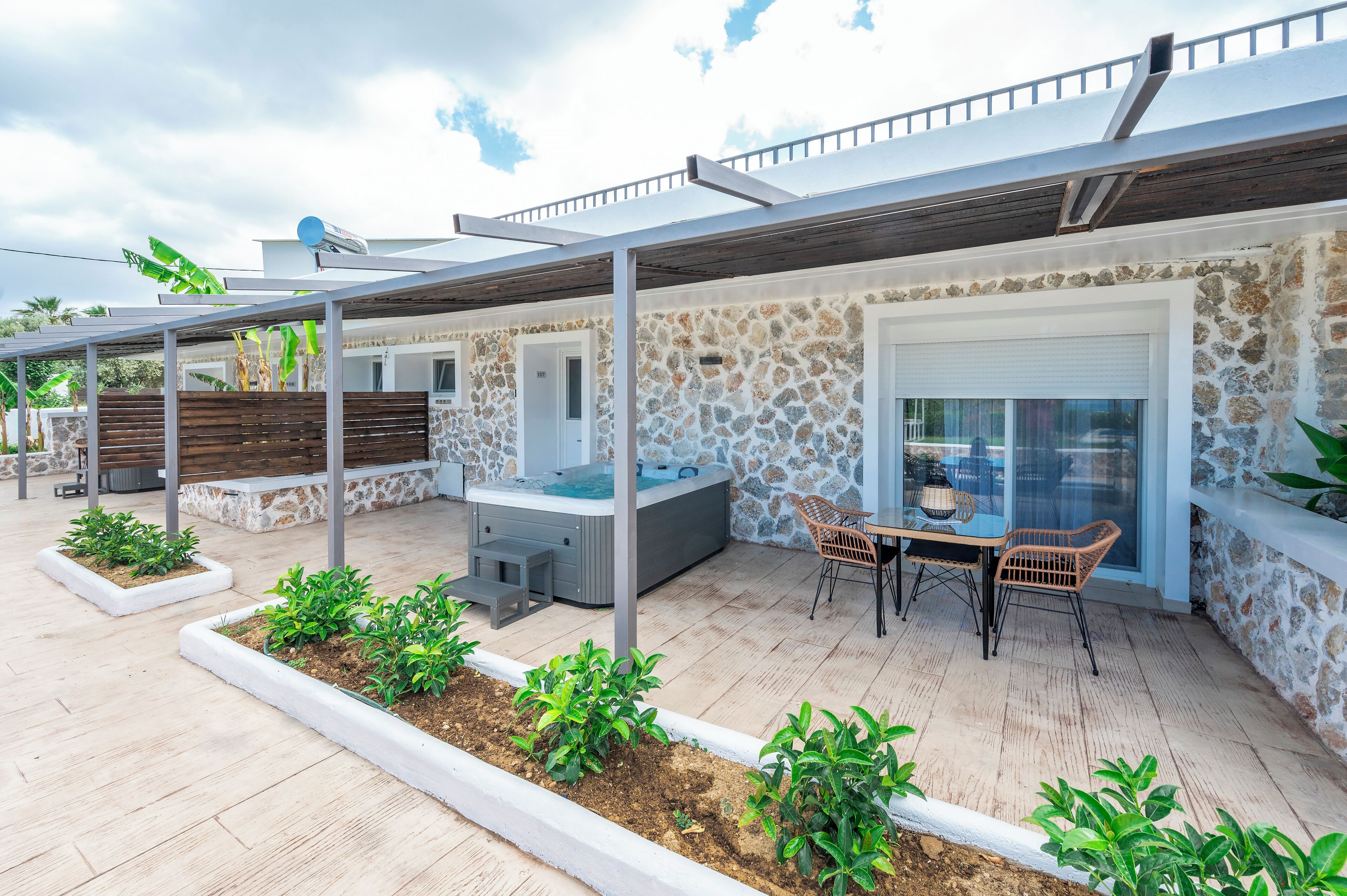 Habitación triple Deluxe, balcón, vistas al jardín | Restaurante al aire libre