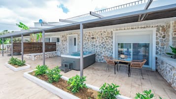 Habitación triple Deluxe, balcón, vistas al jardín | Restaurante al aire libre