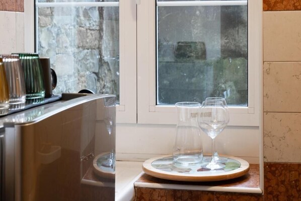 Fridge, microwave, stovetop, espresso maker - Casa Castaldi - nel Cuore di Trieste (Trieste)