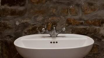 Deluxe Studio | Bathroom