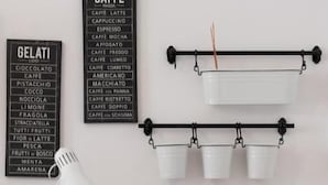 A wall-mounted coffee station with cups and a lamp. - Casa Castaldi - nel Cuore di Trieste (Trieste)