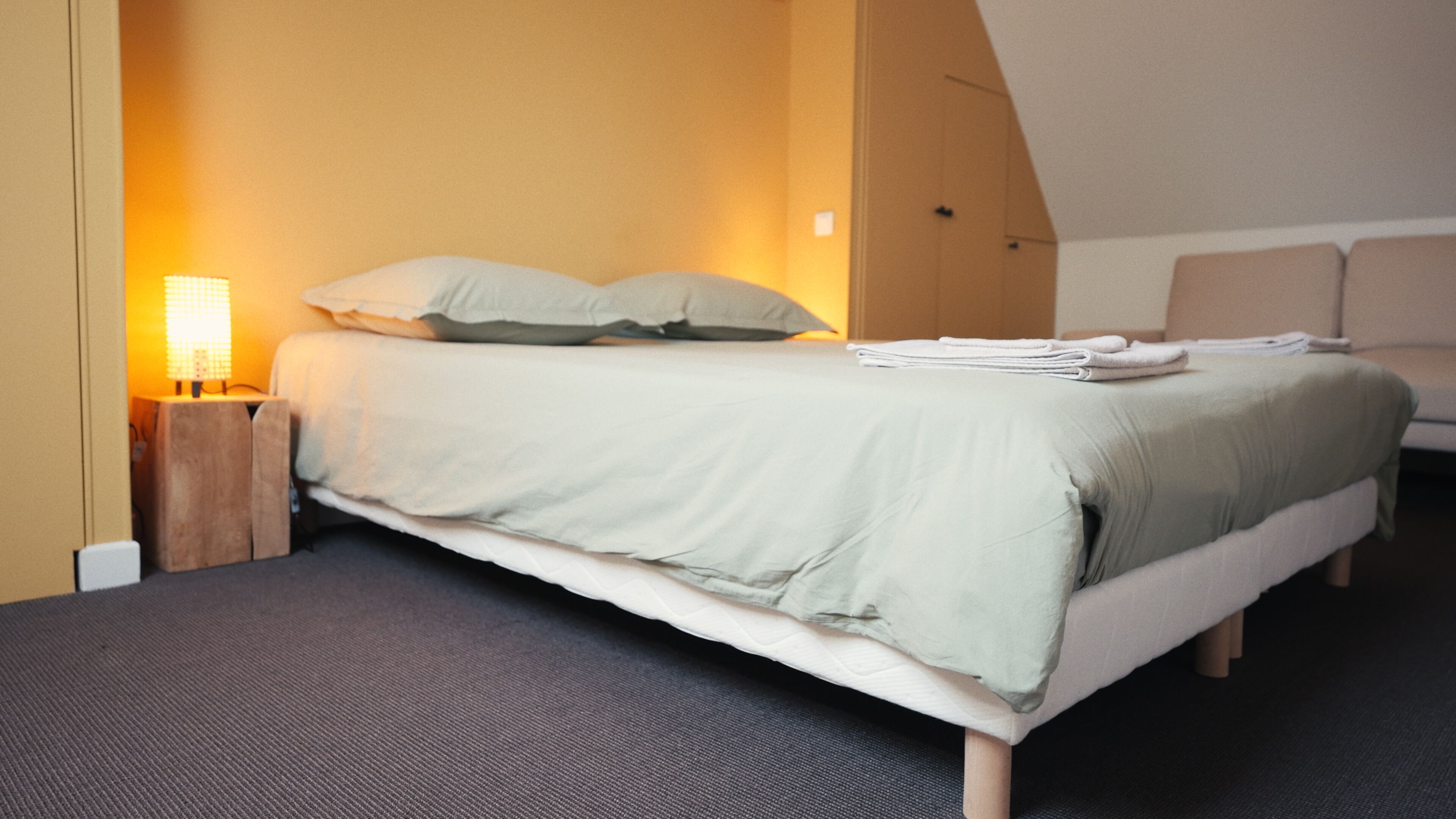 2 slaapkamers, een strijkplank/strijkijzer, gratis wifi, beddengoed