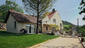 A house with a sloped roof, a chimney, and a large window. - Villa de luxe La Jonchère, Piscine vue sur les vignes Beaune (Auxey-Duresses)