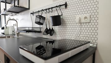 Deluxe Apartment - Kitchenette, Private Bathroom | Private kitchen