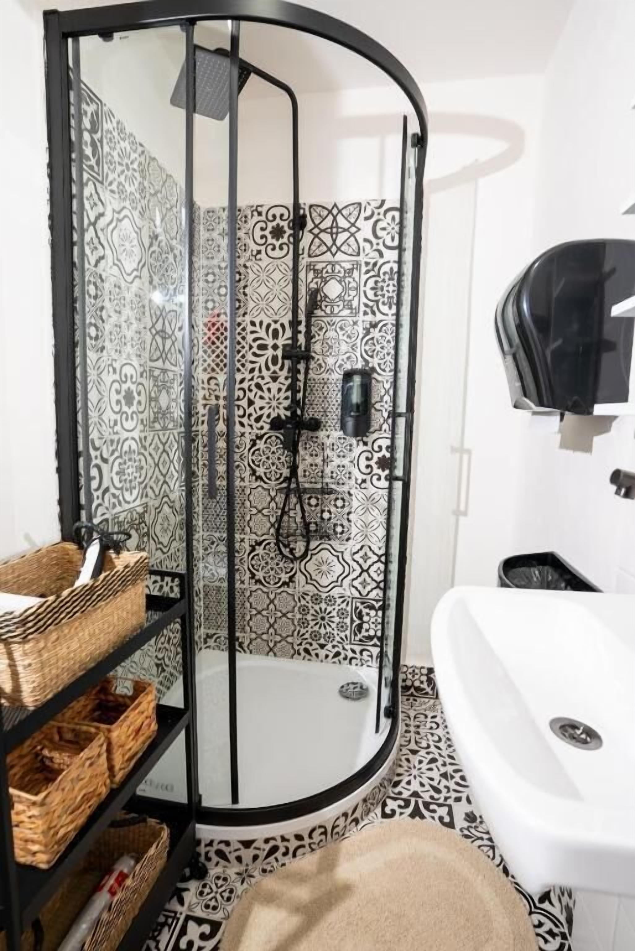 Private Room (1 Double bed) - Shared Bathroom | Bathroom | Hair dryer, towels, soap, toilet paper