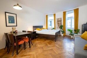 Deluxe Apartment - Kitchenette, Private Bathroom - White Wolf House Hostel & Apartments (Prague)