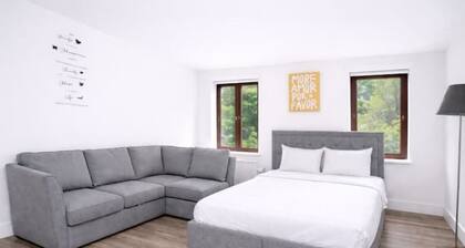 Elegant Flat | 2-Min Walk to Watford Junction