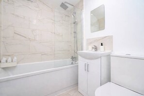 Haartrockner, Handtücher, Seife, Shampoo