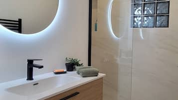 Douche, sĂšche-cheveux, serviettes fournies, savon