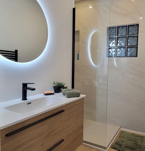 Superb renovated T4 on the first floor of a house in a quiet area close to all amenities
