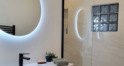 Superb renovated T4 on the first floor of a house in a quiet area close to all amenities