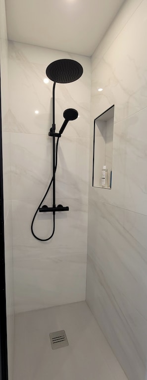 Douche, sĂšche-cheveux, serviettes fournies, savon