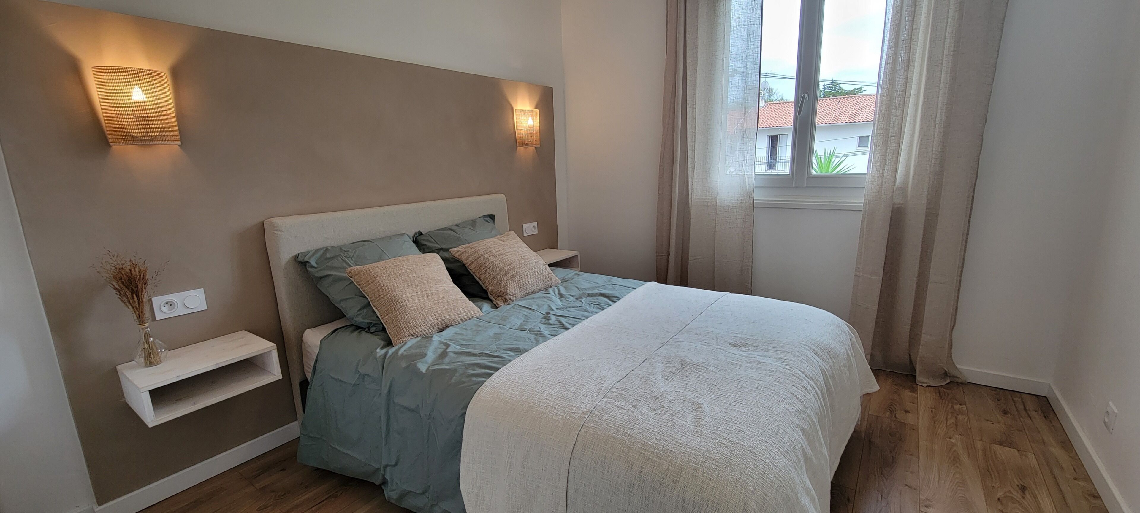 Tabla de planchar con plancha, internet y ropa de cama 