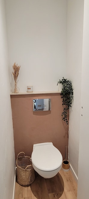 Douche, sĂšche-cheveux, serviettes fournies, savon