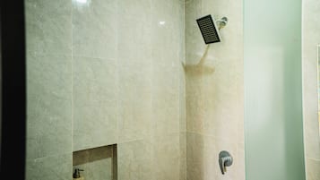 Superior kamer | Badkamer | Een douche, een regendouche, handdoeken, zeep