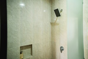 Superior Room | Bathroom | Shower, rainfall showerhead, towels, soap - Casa De Arya (Gianyar)