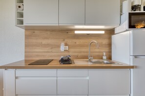 Kühlschrank, Mikrowelle, Herdplatte, Wasserkocher mit Kaffee-/Teezubehör