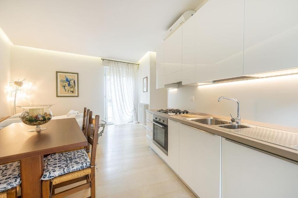 Deluxe Apartment, Courtyard View | Private kitchen | Fridge, microwave, oven, stovetop