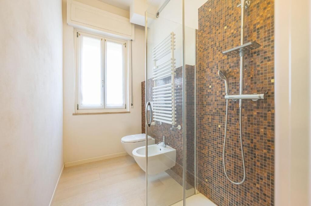 Dusche, kostenlose Toilettenartikel, Haartrockner, Bidet