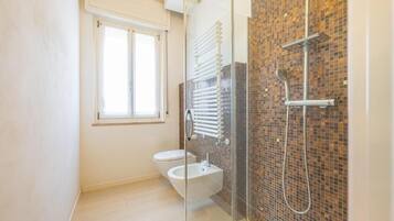 Dusche, kostenlose Toilettenartikel, Haartrockner, Bidet