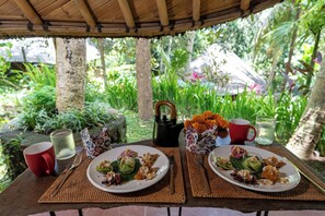 Outdoor dining - Bamboo Turtle Ecolodge (Ubud)