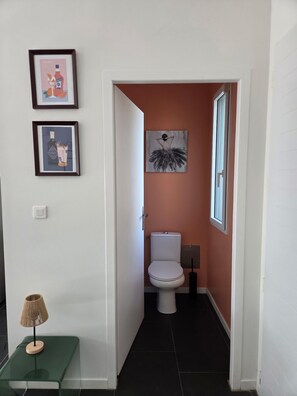Serviettes fournies, savon, papier toilette