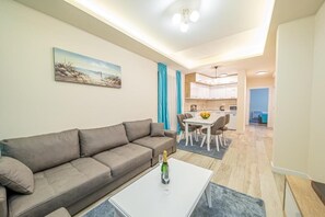 Comfort apartman, kilátással a tengerre | Nappalirész | LED-tévé