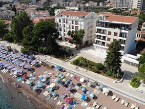 Nyilvános parton és fehér homok