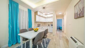 Comfort Apartment, Sea View | Dining