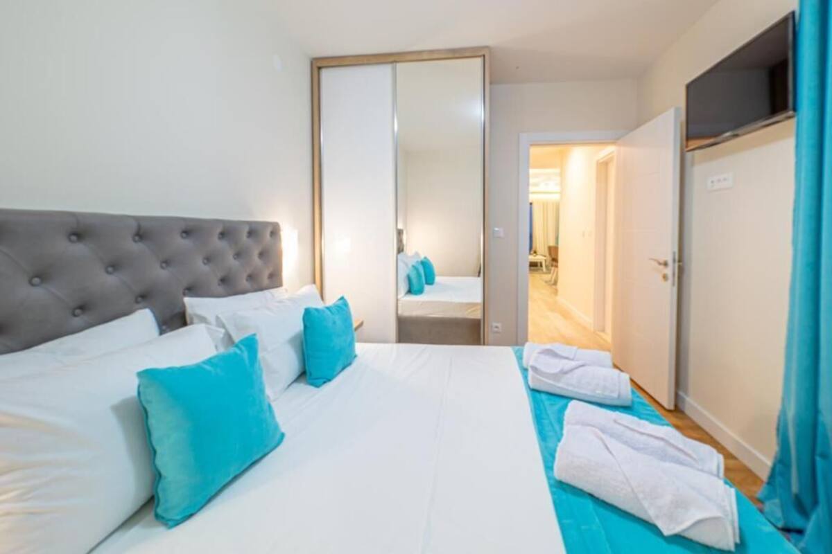 Una habitación de hotel con una cama, un armario y un espejo.