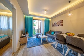 Apartamento premium, vista para a montanha | Área de estar
