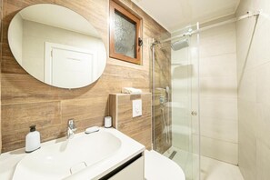 Comfort-lejlighed - havudsigt | Badeværelse | Håndklæder, Sæbe, Shampoo, Toiletpapir