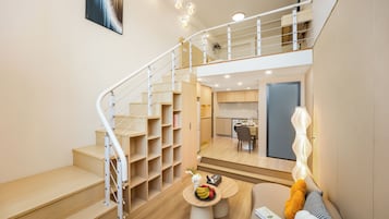 Superior Double Room, City View | Living area