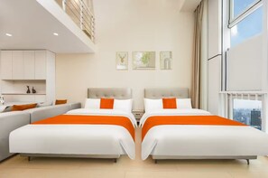Desk, laptop workspace, blackout curtains, free WiFi - The HEJINN House - Design Lofts & Suites (Chengdu)
