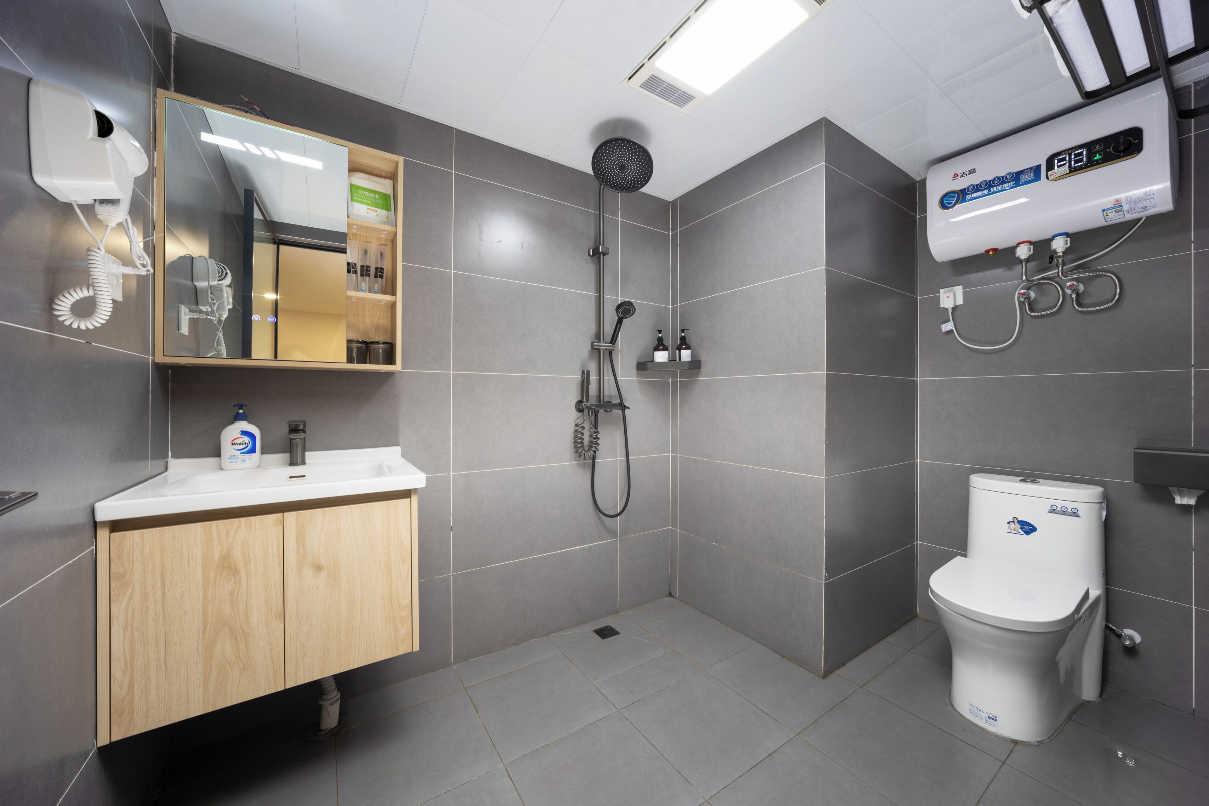 Standard Twin Room, City View | Bathroom