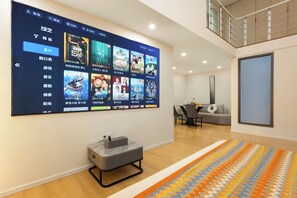 Familien-Suite, Stadtblick | Wohnzimmer | 50-Zoll-LCD-Fernseher mit Kabelempfang