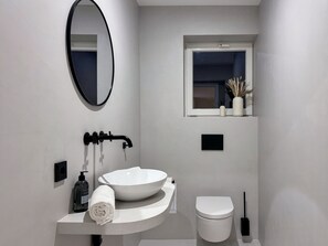 Shower, towels - Pirate ship-private spa, fireplace, sea view & gym (Fehmarn)