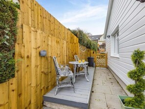 Outdoor dining - Apartment Sleeps 2 With Parking and Pets Welcome (Narberth)