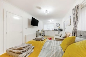1 bedroom, free WiFi, bed sheets - Apartment Sleeps 2 With Parking and Pets Welcome (Narberth)