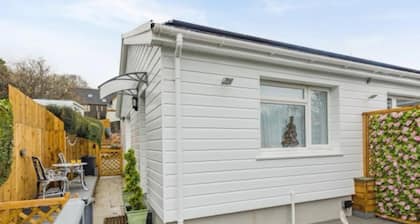 Apartment Sleeps 2 With Parking and Pets Welcome