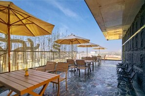 Outdoor dining - Chongqing Xanadu Moon Hotel (Suzhou)