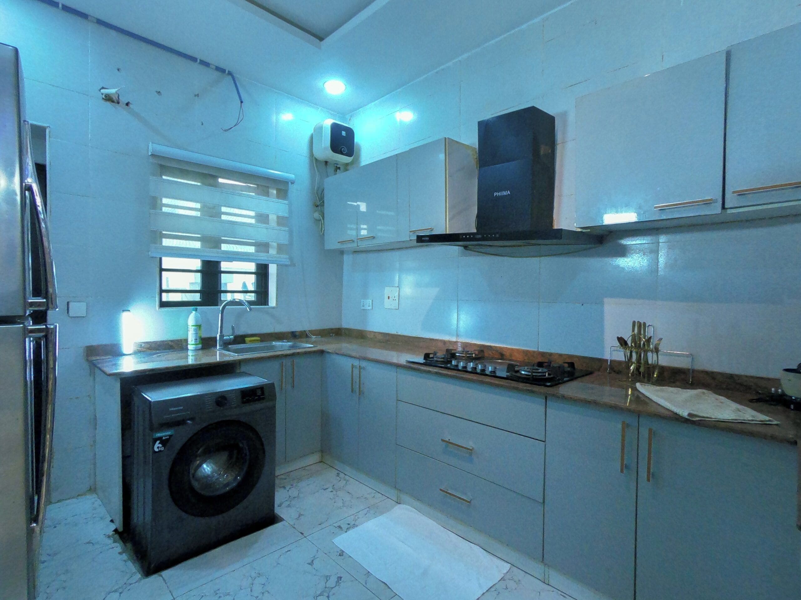 Apartament Deluxe, balcó, vistes a la ciutat | Cuina privada | Frigorífic, microones, forn i placa de cuina 