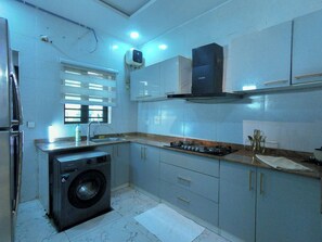 Apartament Deluxe, balcó, vistes a la ciutat | Cuina privada | Frigorífic, microones, forn i placa de cuina 