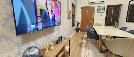 Departamento Deluxe, balcón, vista a la ciudad | Interior