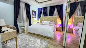 Apartamento luxo, sacada, vista para a cidade | Cofres nos quartos, escrivaninha, espaço de trabalho para notebook