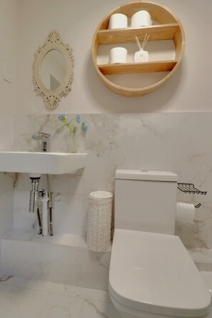 Shower, hair dryer, towels - Central Brighton Apartment (Brighton)