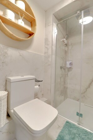 Shower, hair dryer, towels - Central Brighton Apartment (Brighton)