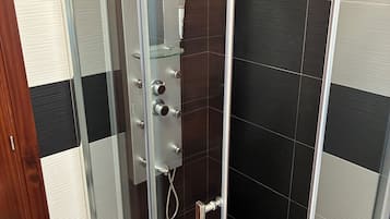 Regadera, toallas, jabón, papel de baño